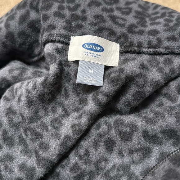 Old Navy gray and black leopard print fleece lounge set - Picture 6 of 7